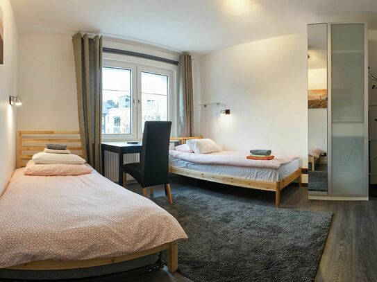 2 Wohn/Schlafräume, 2 Badezimmer, Küche, Korridor