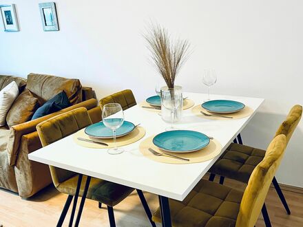 Modernes 3 Zimmer Apartment mit Balkon, WLAN, Küche & Smart-TV | Modern 3 room apartment with balcony, WiFi, kitchen &…