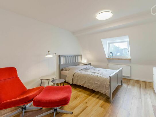 Modernes Dachgeschoss-Apartment in ruhiger Wohngehend mit schönem Vorgarten