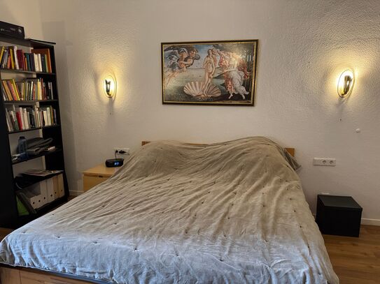 Bright 2-room flat in an old building with a park on the doorstep