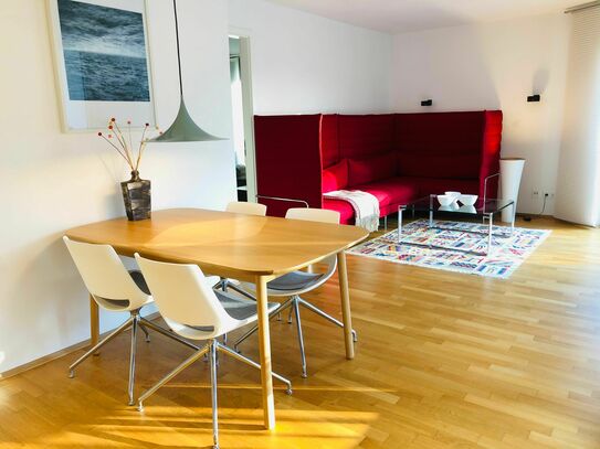 Moderne und helle Wohnung mit Designer-Möbel und Balkon mittendrin, aber trotzdem ruhig