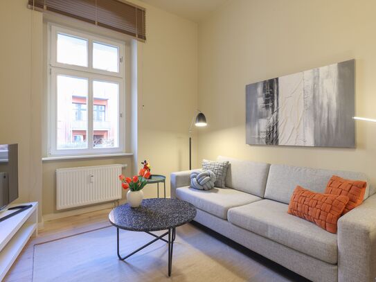 Bestlage am Prenzlauer Berg , sanierte 2 Zimmer Altbauwohnung mit Designermöbeln, Balkon und Fahrstuhl