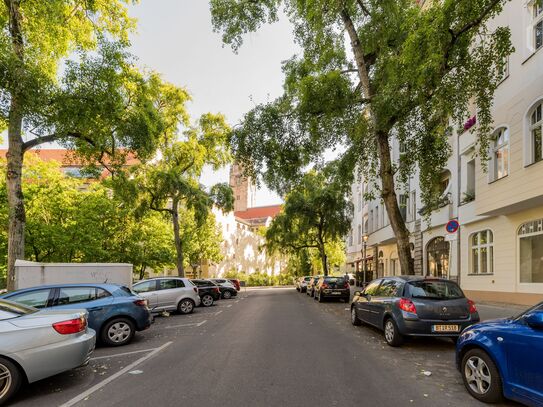 Charming apartment in the heart of lively Charlottenburg with south facing balcony, near castle