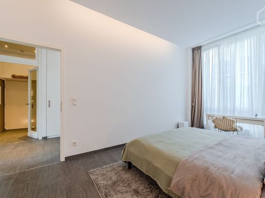 Luxurious 4-Room Apartment in Prime Berlin Mitte Location – Elegant Furnishings and Balcony