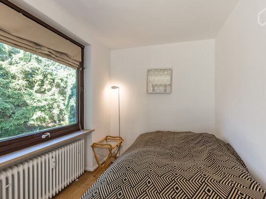 To rent: a quiet, high-quality furnished 43m2 two-room apartment Lokstedt.No Internet!