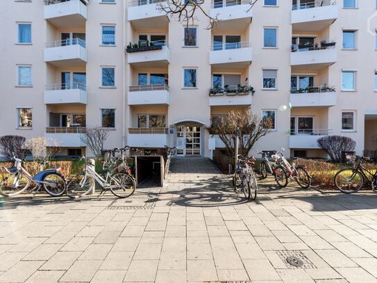 Spacious and light-flooded three-room apartment in Milbertshofen