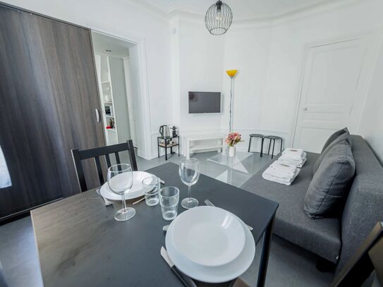 Charming, fully-equipped 19m2 studio near Porte de Vanves, close to transport links.