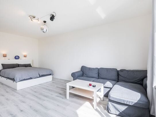 All-Inclusive: newly furnished 1-room-apartment with view over Hamburg + balcony + kitchen