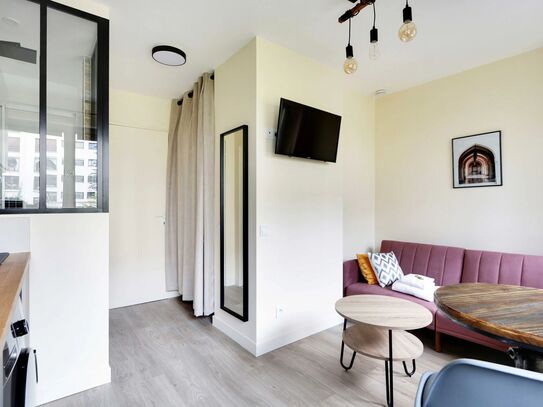 Superb studio newly refurbished with view on a courtyard