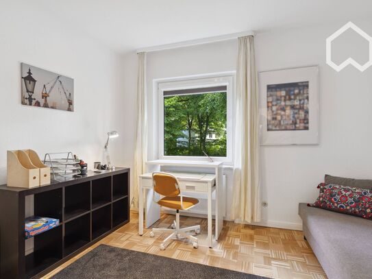 Spacious, bright 5 room apartment, walking distance to the Alster, shopping center and the train with direct connection…