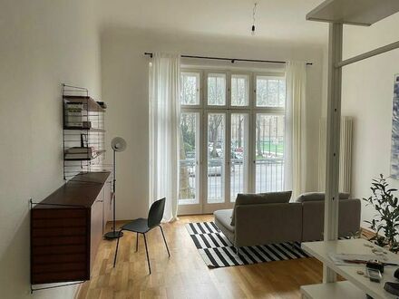 Sonnendurchflutetes 1-Zimmerapartment / Studio mit hohen Decken und französischem Balkon in Friedenau