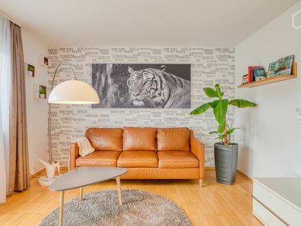 Gemütlich und hochwertig eingerichtetes Apartment mit Balkon im Grünen der Stadt, mit Carport & E-Charger Wallbox