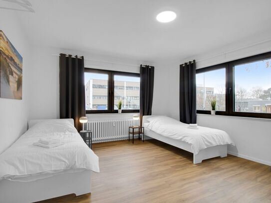 Voll ausgestattete Wohnung mit drei Schlafzimmern und Balkon