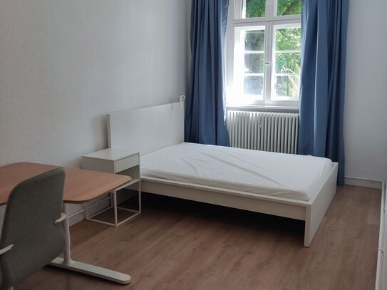 Möbliertes WG Zimmer in renoviertem Altbau-Apartment in Steglitz, Berlin