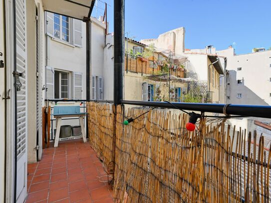 Apartment with balcony in a lively area of Marseille