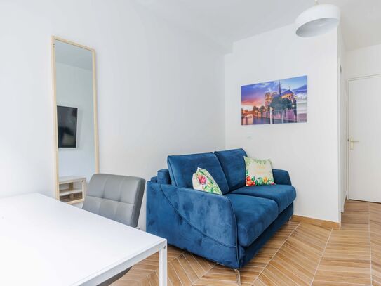 Modern 18m2 studio apartment in the 16th arrondissement of Paris, close to transport links.