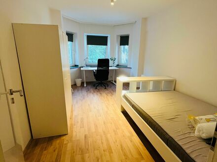 [Zimmer 2/4] Vollständig möbliertes Zimmer in zentraler und modernisierter Wohnung | [Room 2/4] Fully furnished room in…