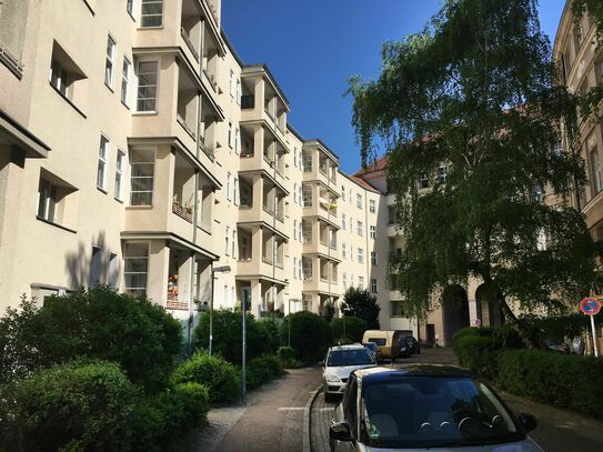 Ideal für die kleine Familie - 300 Meter vom Volkspark Schöneberg, helles schönes Apartment mit 3 Zimmern & Balcon