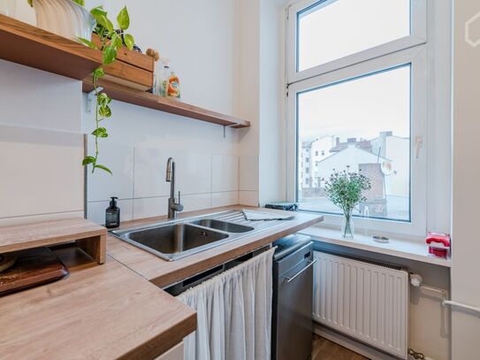 3 Room Altbau home located in Moabit with lots of light