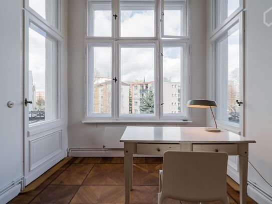 Stylish & grand Gründerzeit apartment with original parquet flooring from the period