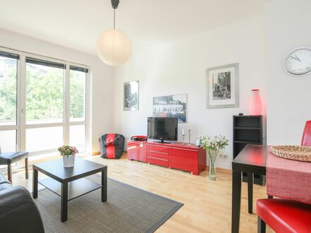 Helle und praktische 2 Zimmerwohnung mit Südbalkon Nähe Chausseestraße | Bright and practical 2 room apartment with sou…