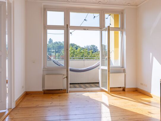 4 - room apartment, 2 balconies - south side with park view over Berlin