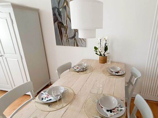 Freshly renovated, fully furnished apartment in an energetically refurbished old building in the lively Martinsviertel…