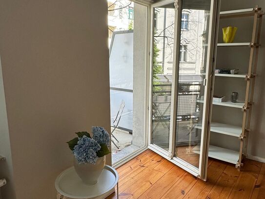 Charmante, voll möblierte Altbauwohnung mit Balkon und Blick auf den Helmholtzplatz in Prenzlauer Berg