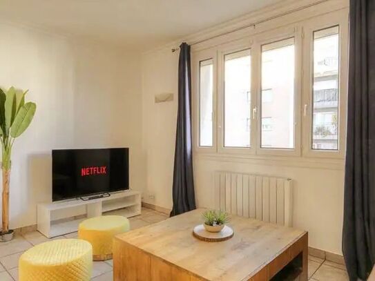 Completely renovated flat on the 3rd floor with lift in a quiet, bright and very functional location