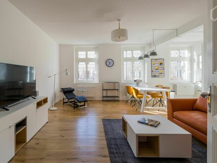 Helle, sanierte 3 Zimmer Wohnung nahe S-Bahn Station Ostkreuz | Brand new furnished and renovated apartment near Ostkre…