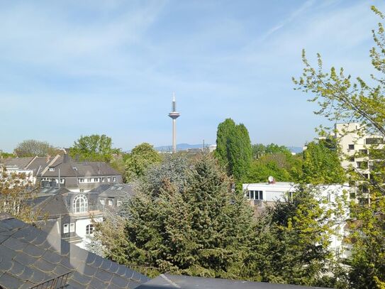 Dreamlike living in the heart of Frankfurt: Bright 2-room attic apartment in top location with lush light incidence