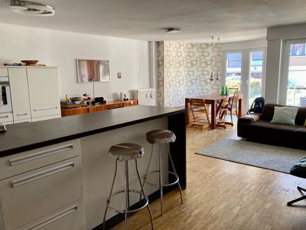 Große Wohnung über 2 Etagen direkt am Rhein + toller Garten. Ideal für Familien | Large flat over 2 floors directly on…