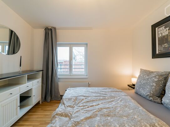 Bright Water-View-Apartment with 3 Rooms and Balcony in Friedrichshain