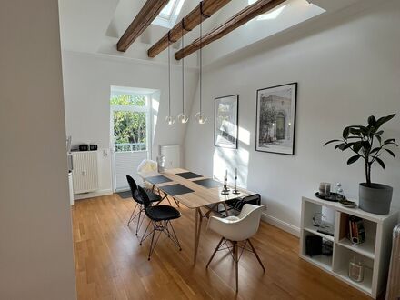 Hochwertig möblierte Dachgeschosswohnung im Nordend-West | High-quality furnished top floor apartment in Nordend-West