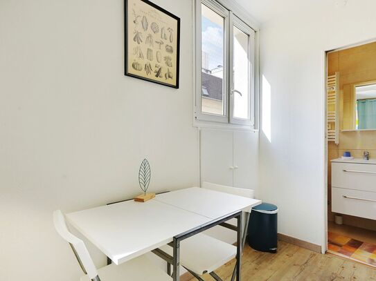 Cosy studio located in the 8th arrondissement of Paris, close to the Champs Elysées and the Arc de Triomphe.