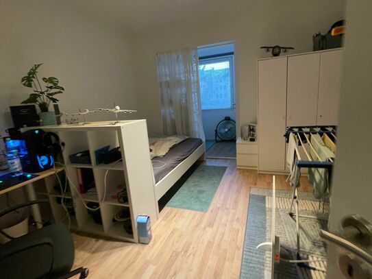 [Zimmer 3/4] Vollständig möbliertes Zimmer mit eigener Dusche und WC in zentraler und modernisierter Wohnung