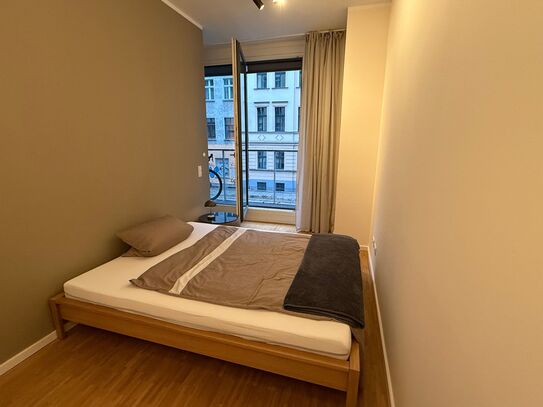 Perfekte Lage: Exklusive 2-Zimmer-Wohnung mit gehobener Ausstattung mit Balkon und EBK in Berlin Mitte