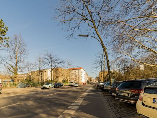 Beautiful furnished and sunny 2-Room Flat in 19th Century Building with View on Viktoria Park in Trendy Bergmann Area,…