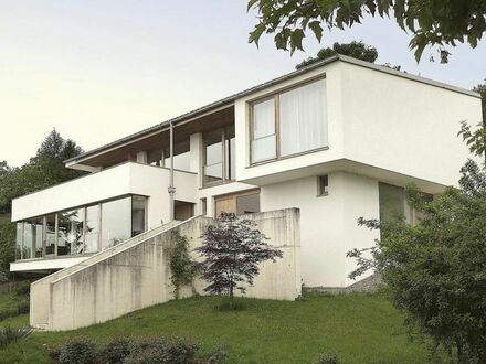 Schönes Architektenhaus mit einer besonderen Aussicht in die bayerische Landschaft.