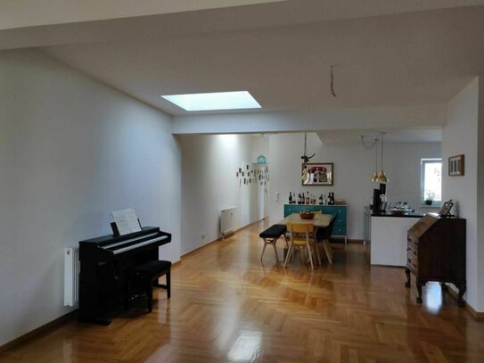 Geräumige Dachgeschosswohnung mit Terrasse, Garten und Pool (Neukölln)