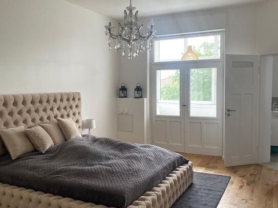 Stilvoll sanierte 4 Zimmer- Altbau mit Wintergarten möbiliert!