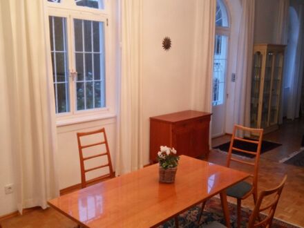 Möblierte Altbauwohnung in Villa mit Gartenanteil | Furnished old building apartment in villa with garden