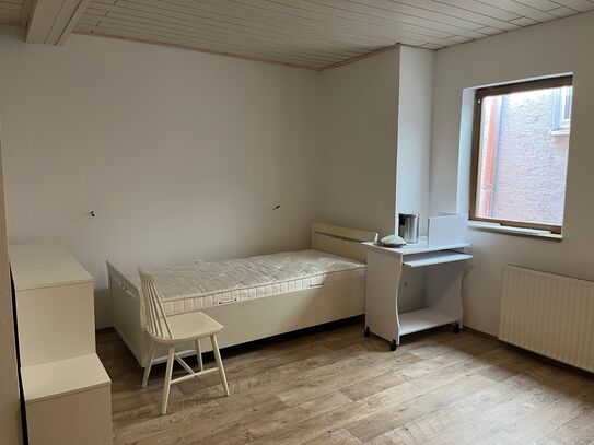 1-Zimmer mit eigenem Bad, Gemeinschaftsküche, Stellplatz, WLAN,…