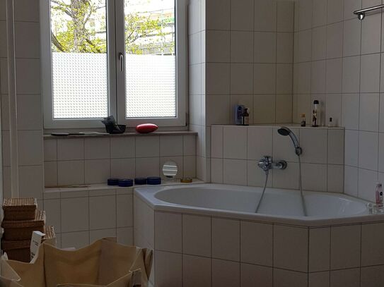 Quiet city center location, as good as new furnished 3.5 room apartment with loggia and EBK in Erlangen