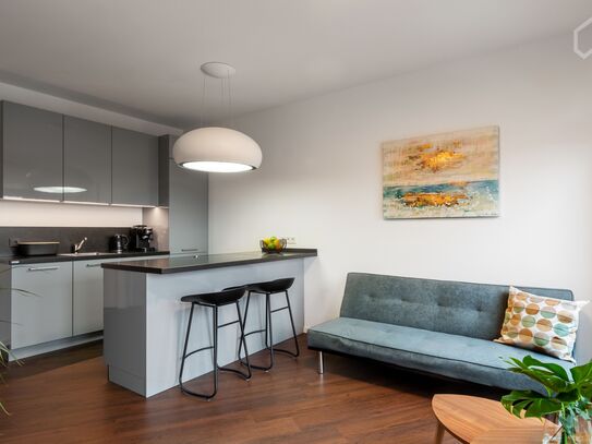 Hamburg, centrally located: Bright, new designer studio with excellent transport connections, 3 minutes to the Außenals…