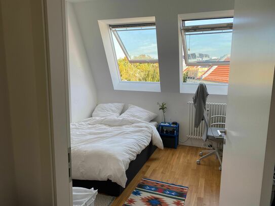 Co-living: Zimmer in moderner Dachgeschosswohnung am Ostkreuz