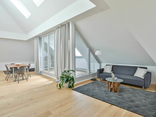 Modernes, helles Luxus-Apartment mit exklusiven Möbeln in Charlottenburg mit Terrasse