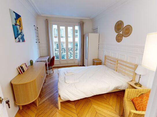 Beautiful shared apartment typically Parisian