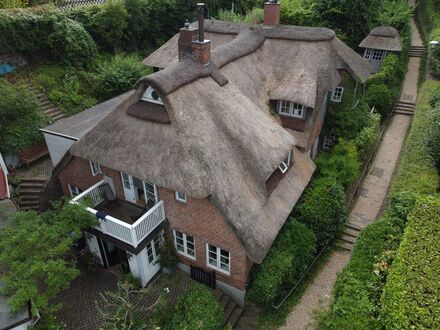 Exklusives Reetdachhäuschen inkl. Sauna an der Elbe in Blankenese | Exclusive thatched-roof cottage incl. sauna on the…