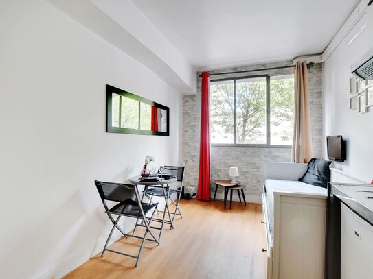 Studio located a stone's throw from the Louise Michel metro station, at the gateway to Paris, on the first floor of a w…